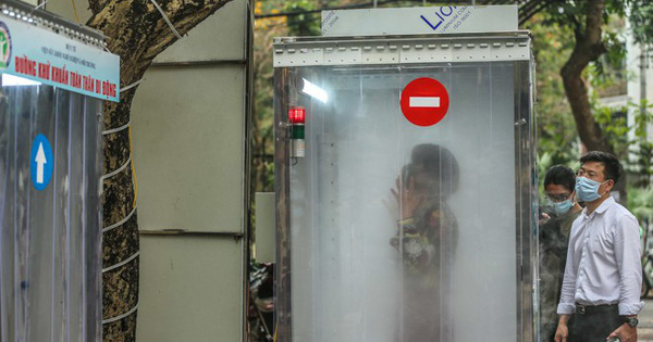 Covid-19 Portable Full Body Disinfection Chamber Appears in Hanoi