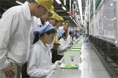 Producing Laptops Before Price Pressure