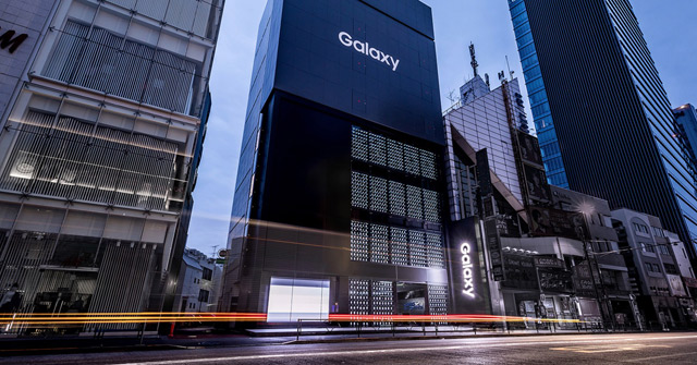 Samsung's High-end Store Is Covered by 1000 Galaxy