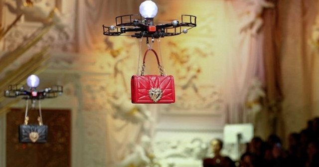 See Non-model Fashion Show with the Support of Technology Equipment