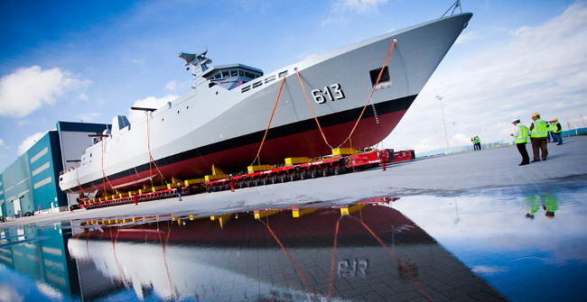 See the Worlds Largest Self-propelled Machine Carrying' Heavy
