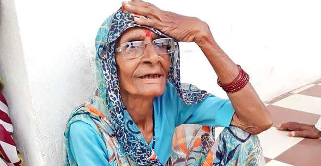 Strangely, the Indian Woman Only Lives on Filtered Water with Tea