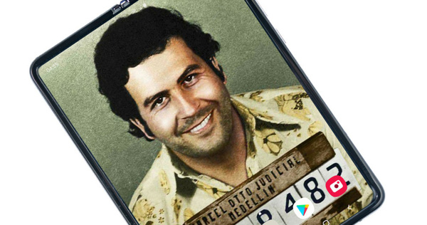 Struggling the Folding Screen Smartphone of the Drug Lord's