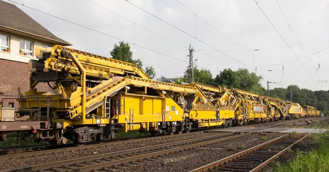Stun with the Speed of Changing the Rails of a 177m Long Super Train