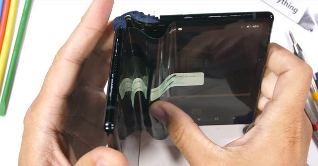 Test the Durability of the First Folding Screen Smartphone in the