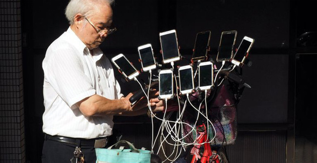 The 70-year-old Man Bought 11 Smartphones Attached to Bicycles to Go Catch Pokémon, Who Are Crazy