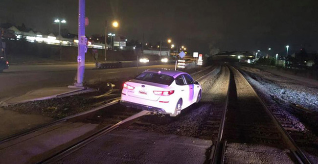 The American Driver Was Almost Caught by the Train Because She Parked on the Track as Instructed