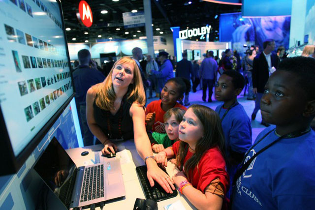The First Laptop in the World to Use Eyes to Control