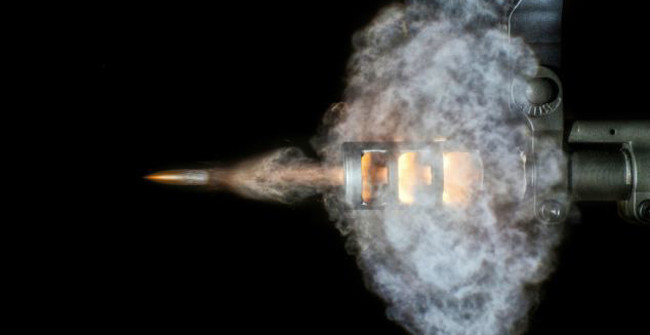 The Impressive Moment When the Bullet Rushed Out of the Barrel