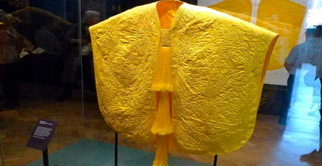 The Only Big Silk in the World Woven from the Natural Silk