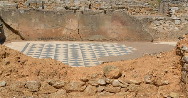 The Rare Ancient Roman Mosaic of the 4th Century Was Discovered in England