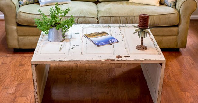 The Simple Way to Take Advantage of the Old Door as a Coffee Table