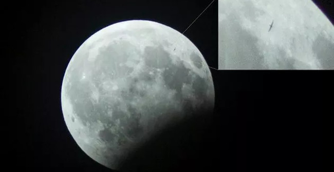 The Strange Object Appeared in the Picture of the Lunar Eclipse in Hanoi