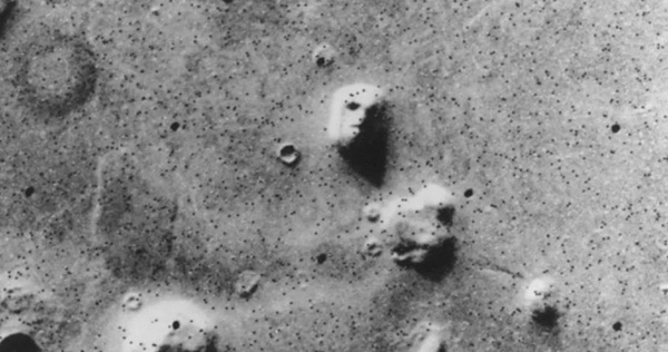 The Strangest Photos on Mars in the World: All Rocks and Earth Overlooking