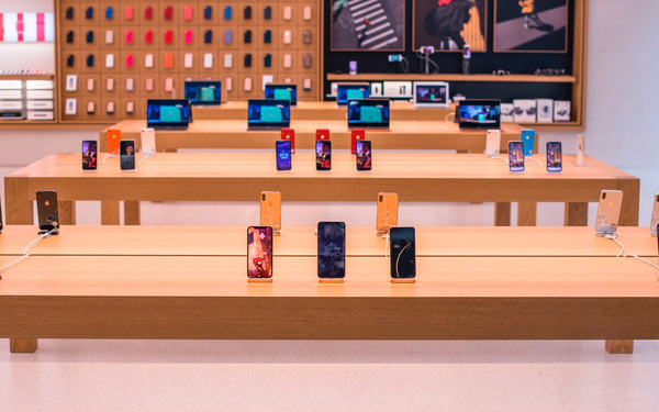 The Unlucky Customers Who Bring iPhone to the Apple Store