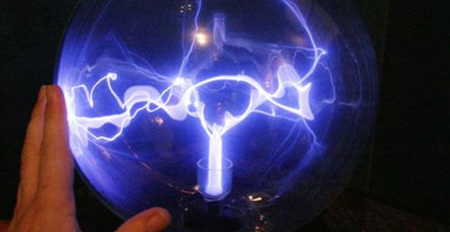 This Is Why Touching a 200,000v Electric Ball without Shocking