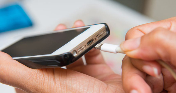 This Is Why Your Phone Is Charging for Too Long and How to Fix the Problem