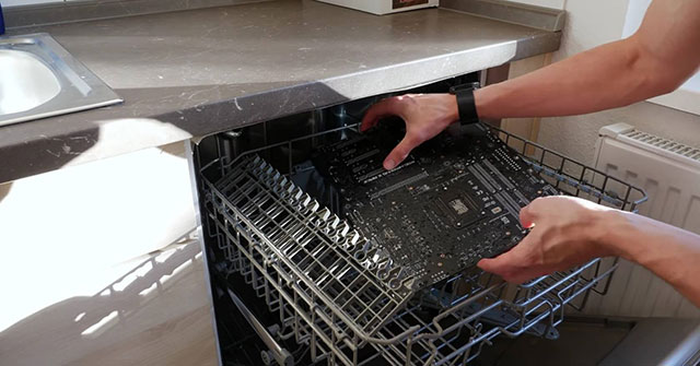 This Young Man Uses a Dishwasher to Wash Computer Parts, If You're Not Sure, Don't Try