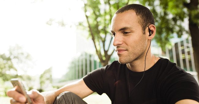 Using Headphones Properly to Prevent Hearing Damage