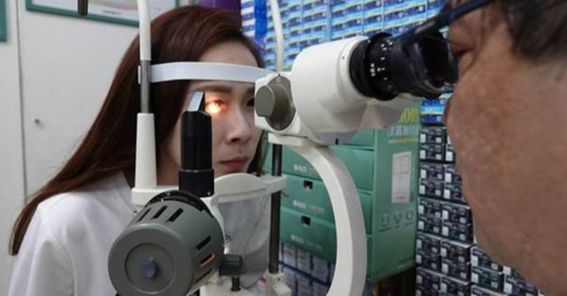 Using the Phone at Maximum Screen Brightness for 2 Years, the Girl Suffered a 500 Hole in the Cornea