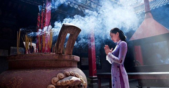 Van Worship When Going to the Temple on the Full Moon Day,