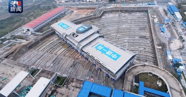 Watch Out for Chinese People Moving the 30,000-ton Bus Stop to