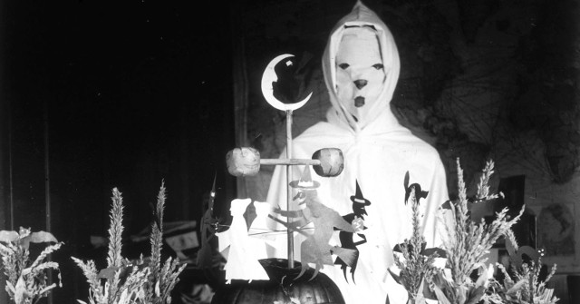 What Is the Style of Halloween Costume of Old People
