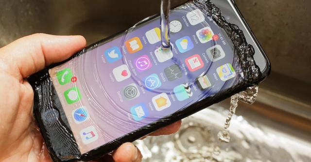 What to Do If the iPhone Falls into the Water?