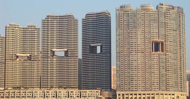 Why Do so Many Skyscrapers in Hong Kong Have Holes in the Middle
