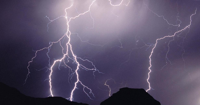 Why Does Lightning Do Not Affect Aircraft While Flying