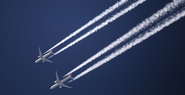 Why Often Have White Smoke Streaks in the Sky After the Plane Flies