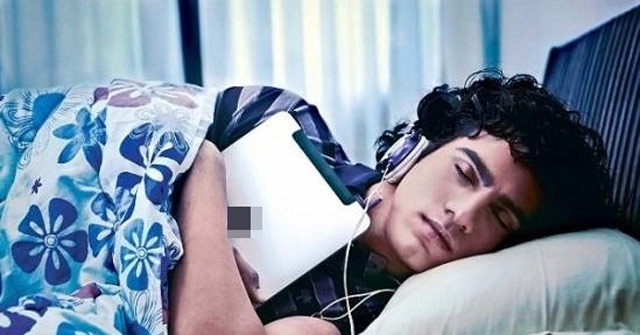 Young People Are Temporarily Deaf Because They Wear Headphones to Listen to Music and Overslept