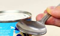 4 simple ways to open the lid of food cans when there is no opener