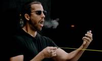 Death Challenge: The magician uses his mouth to make 'red heart' to block bullets