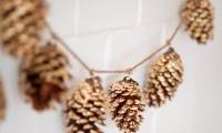 Decorate the 'very beautiful' Christmas house with pine needles and pine cones