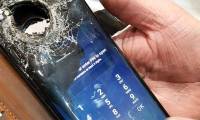 Drilled through a big hole, the Samsung smartphone still works like a 'miracle'