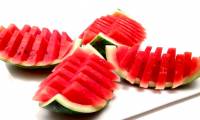 Eating watermelons do not like to eat nuts, this article will help you change your mind