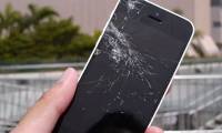 Gamers almost have to cut their fingers because they play games on a cracked smartphone