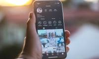 How to turn on the black background on Instagram