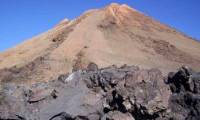 On volcanic islands, landslides can cause huge eruptions