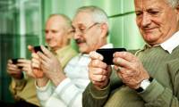 The 103-year-old old man goes to the internet every day and shares his secret to a long life of fun ... a cell phone
