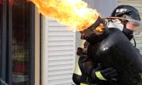 The police instructed to extinguish the fire when the gas tank was on fire