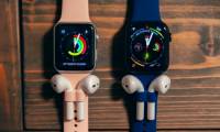 This is an Apple Watch model with an AirPods plug attached to prevent it from falling, priced at nearly 700,000 VND / set