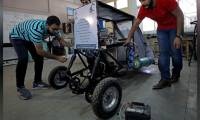 Vehicles run by the air of Egyptian student groups, run and drop the station without wasting fuel