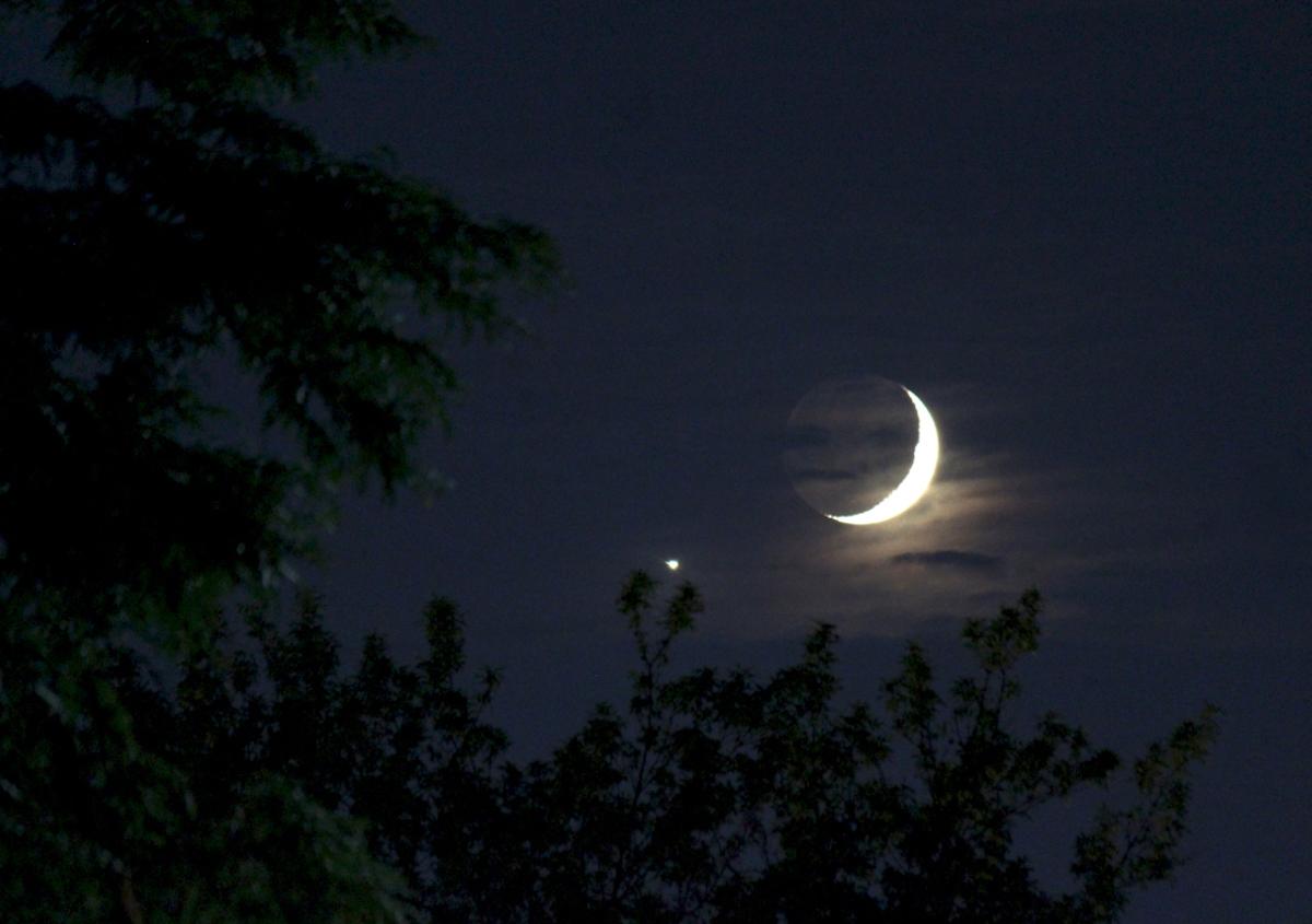 Picture 2 of What planet is next to the moon tonight