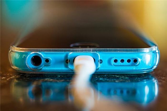 10 mistakes when charging the phone, charging tips properly Picture 6