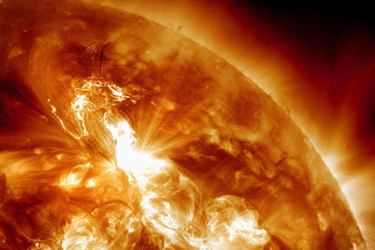A giant solar storm is moving to Earth today Picture 1