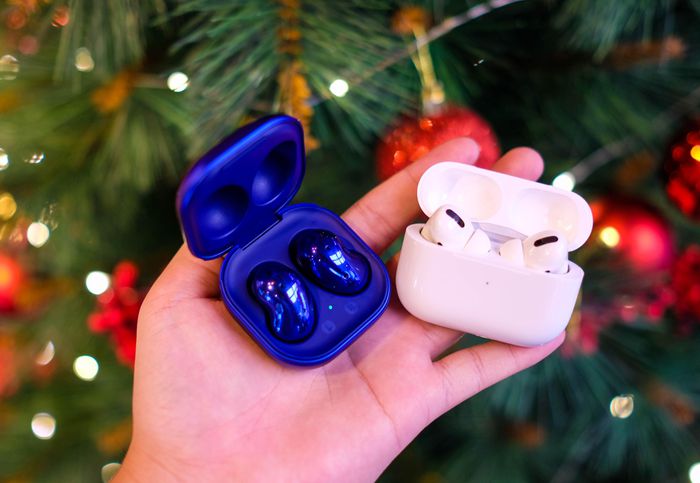 Compare the Galaxy Buds Live noise canceling headphones and the AirPods Pro Picture 10