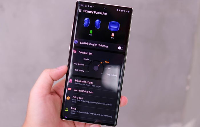 Compare the Galaxy Buds Live noise canceling headphones and the AirPods Pro Picture 6