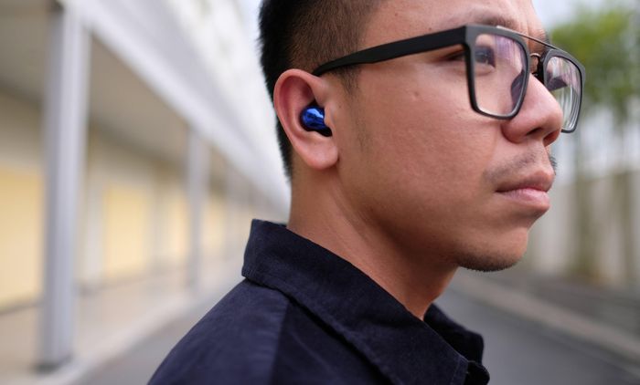 Compare the Galaxy Buds Live noise canceling headphones and the AirPods Pro Picture 7